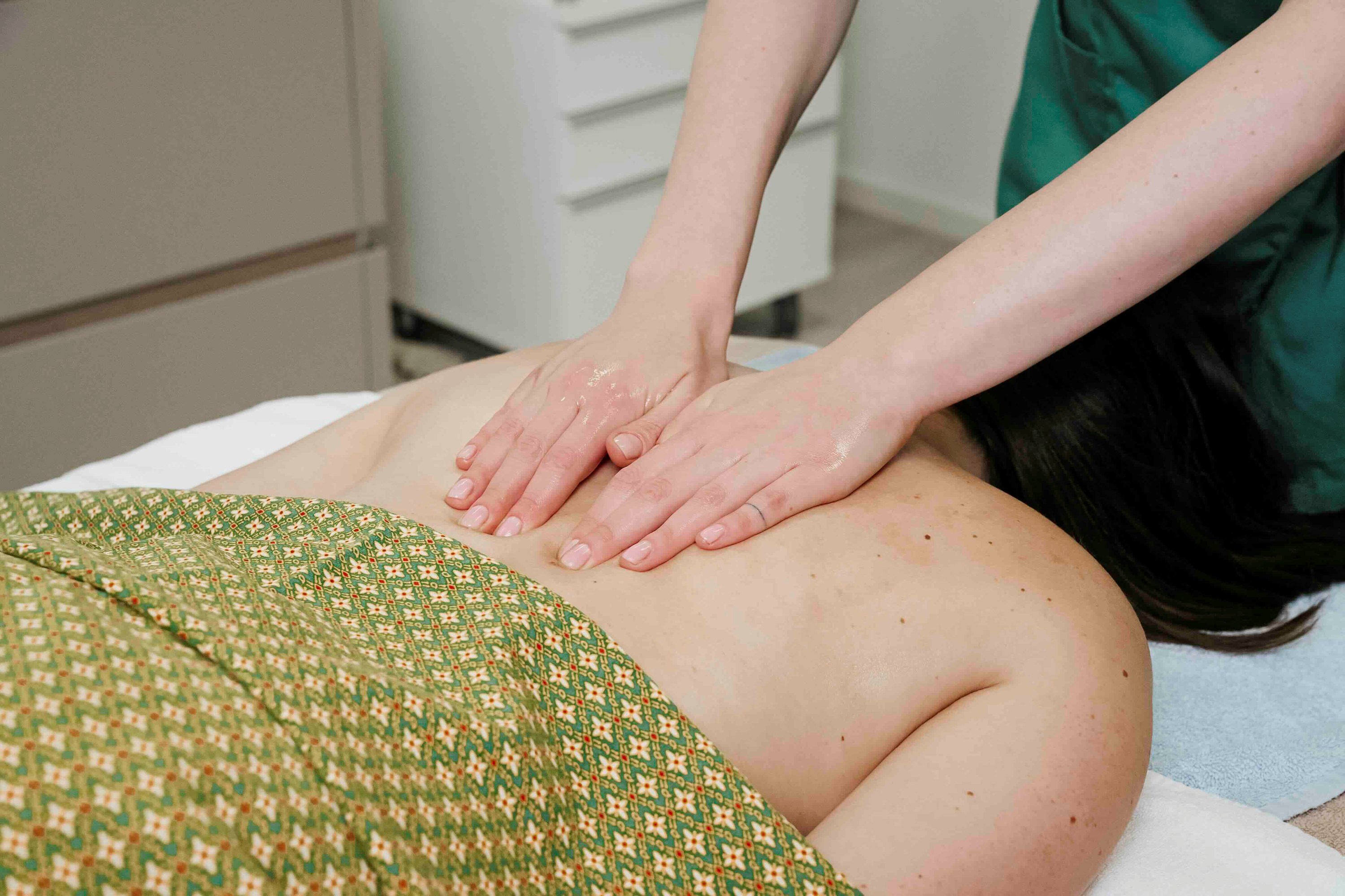 Aroma Flow Massage zur Entspannung vor der Hochzeit im Urban Spa München