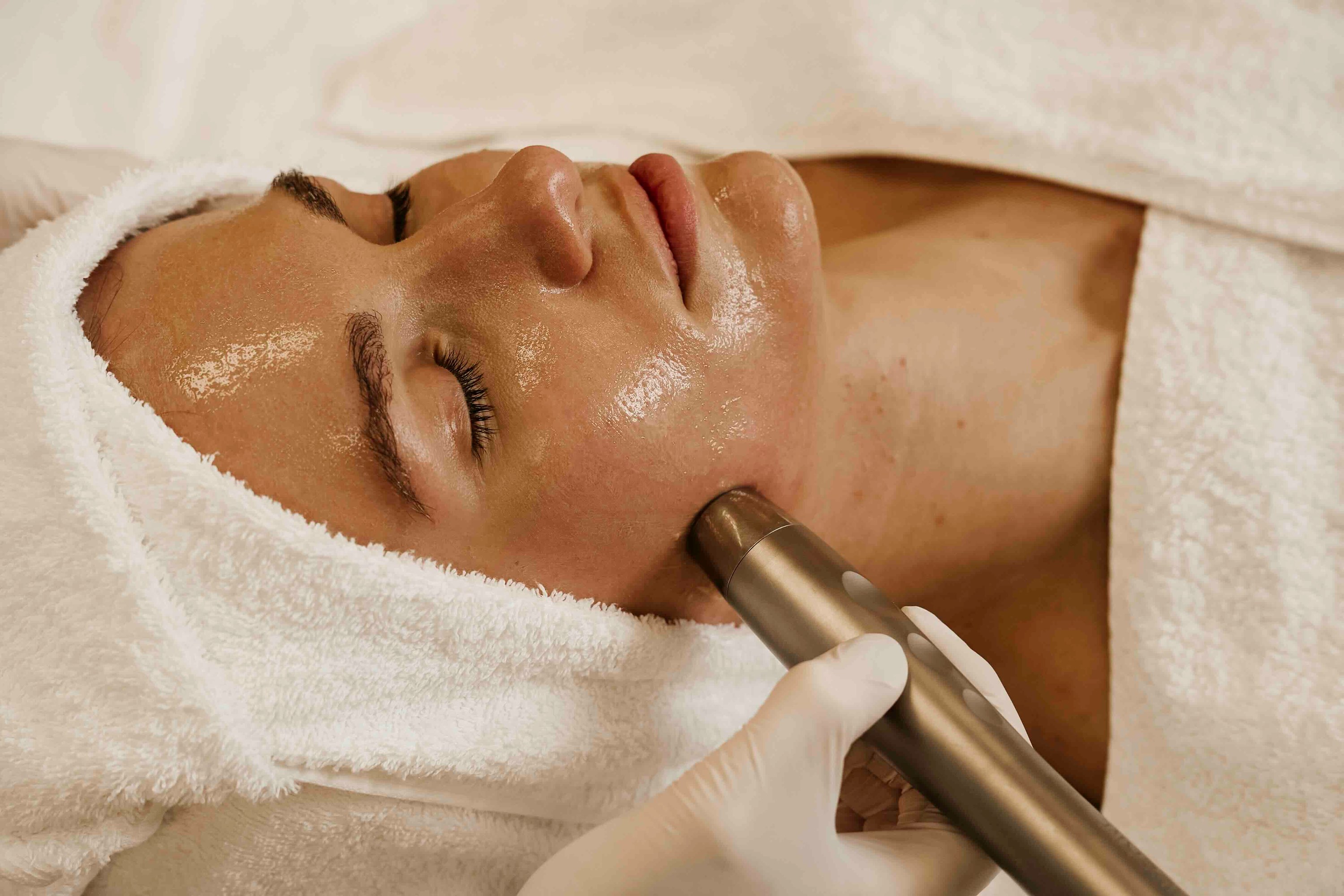 Ultraschall-Gesichtsbehandlung als letzter Glow 24 bis 48 Stunden vor der Hochzeit