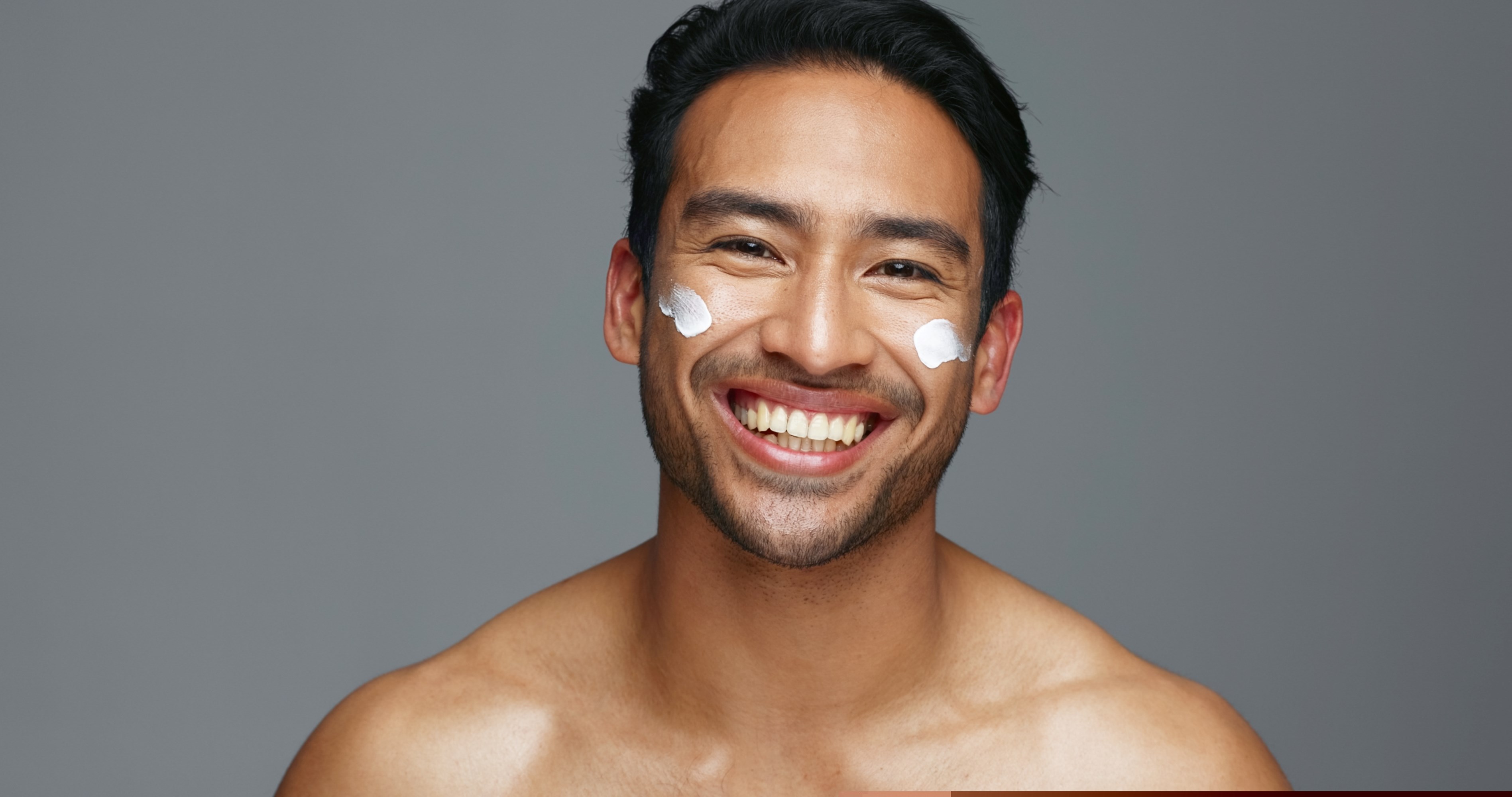 Mann bei Kosmetikbehandlung