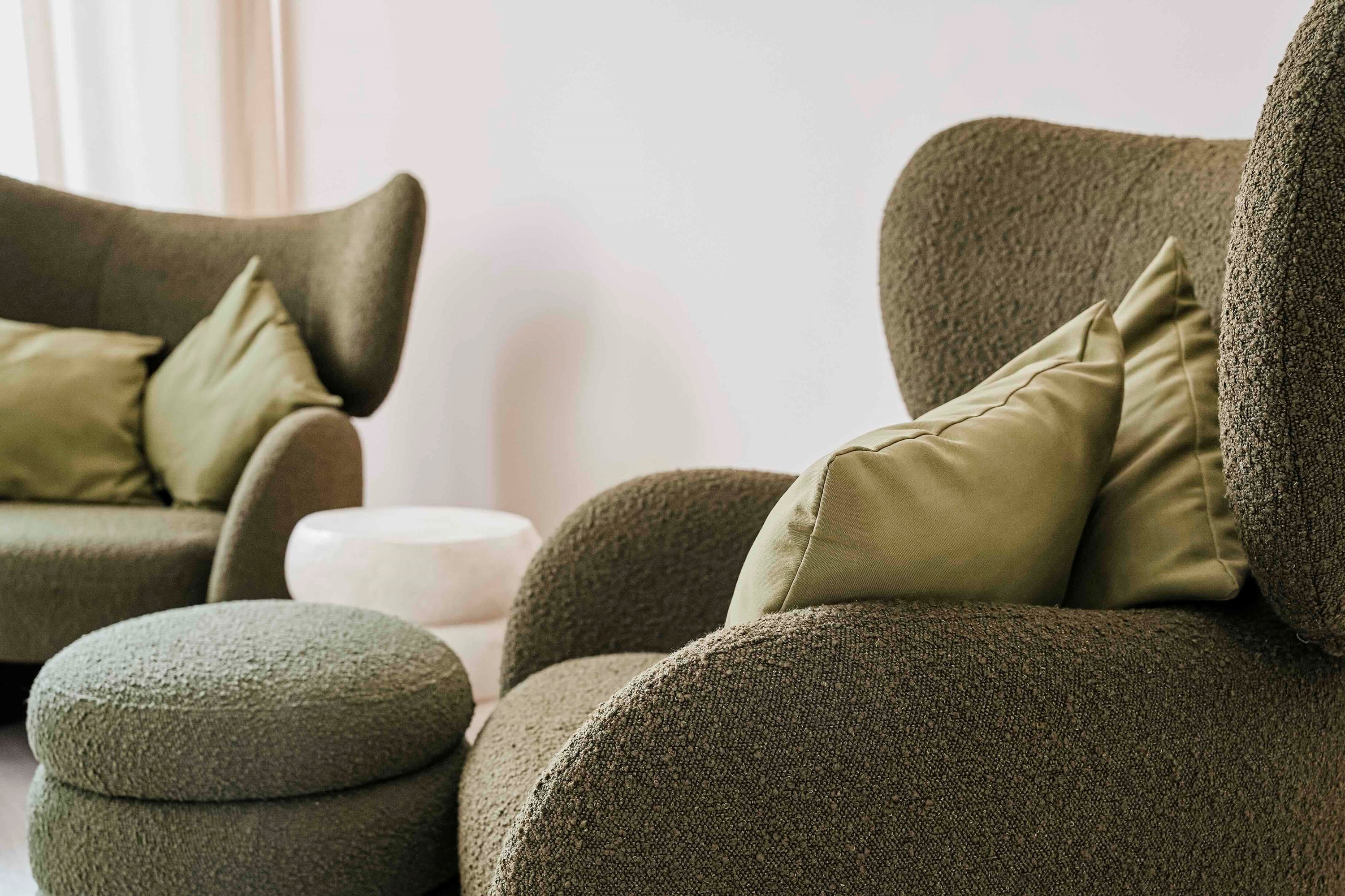 Coachingraum mieten in München mit Sessel und Tisch