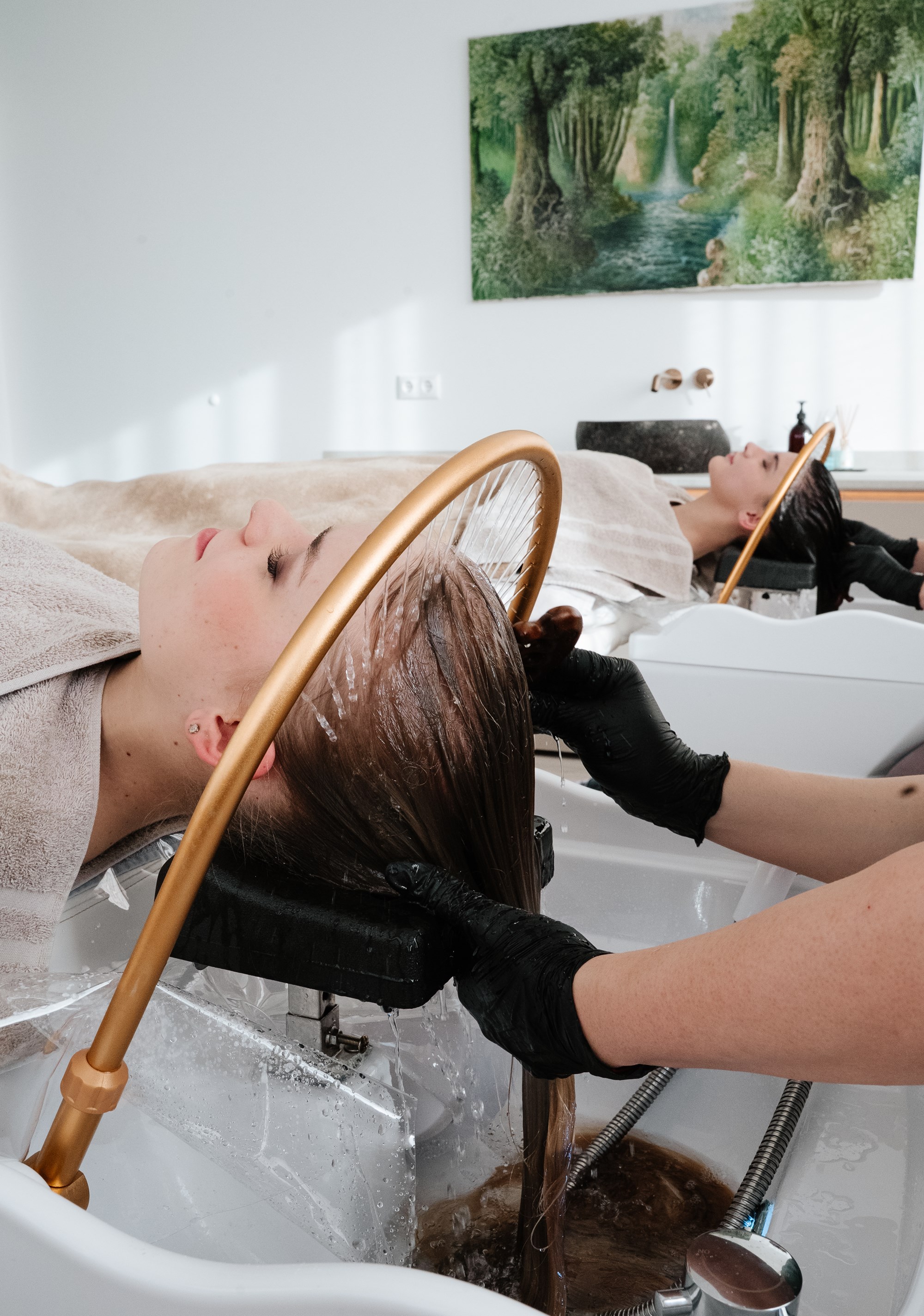 Kopfhautmassage mit entspannenden Griffen – Head Spa im FACE & BODY Urban Spa