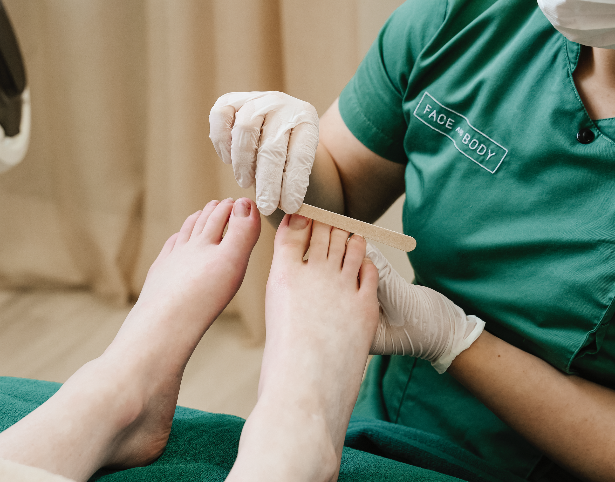 Präzise Nagelpflege bei einer hochwertigen Pediküre im Urban Spa München.