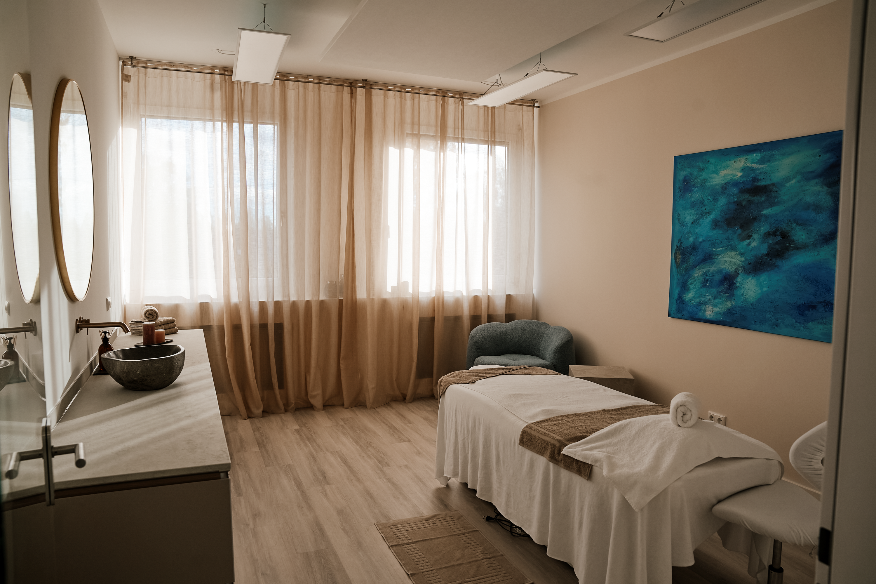 Schnelle Maniküre und Pediküre Behandlung im FACE & BODY Urban Spa München