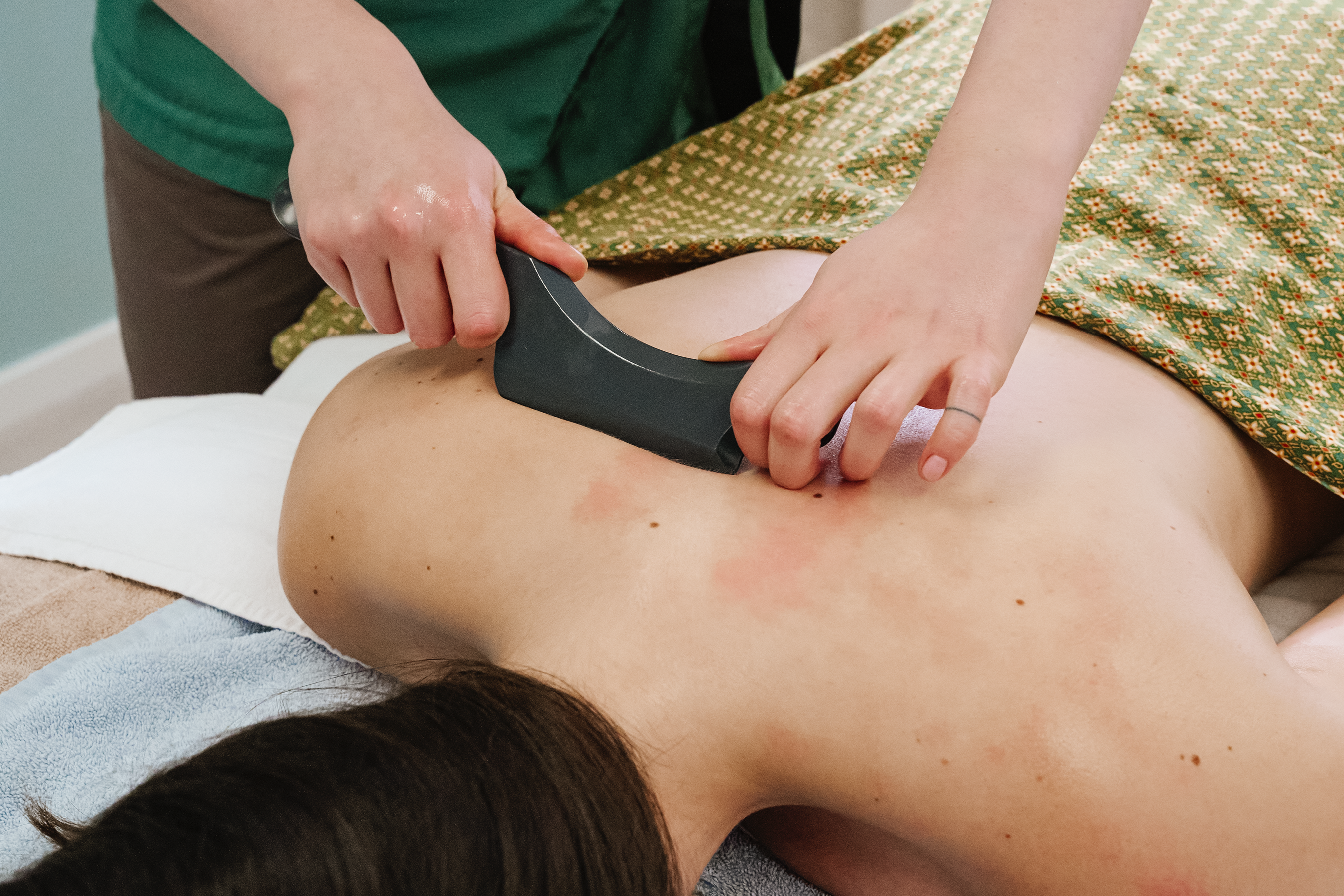 Kräftigende Massagegriffe bei der Vital Power Behandlung im Urban Spa München.