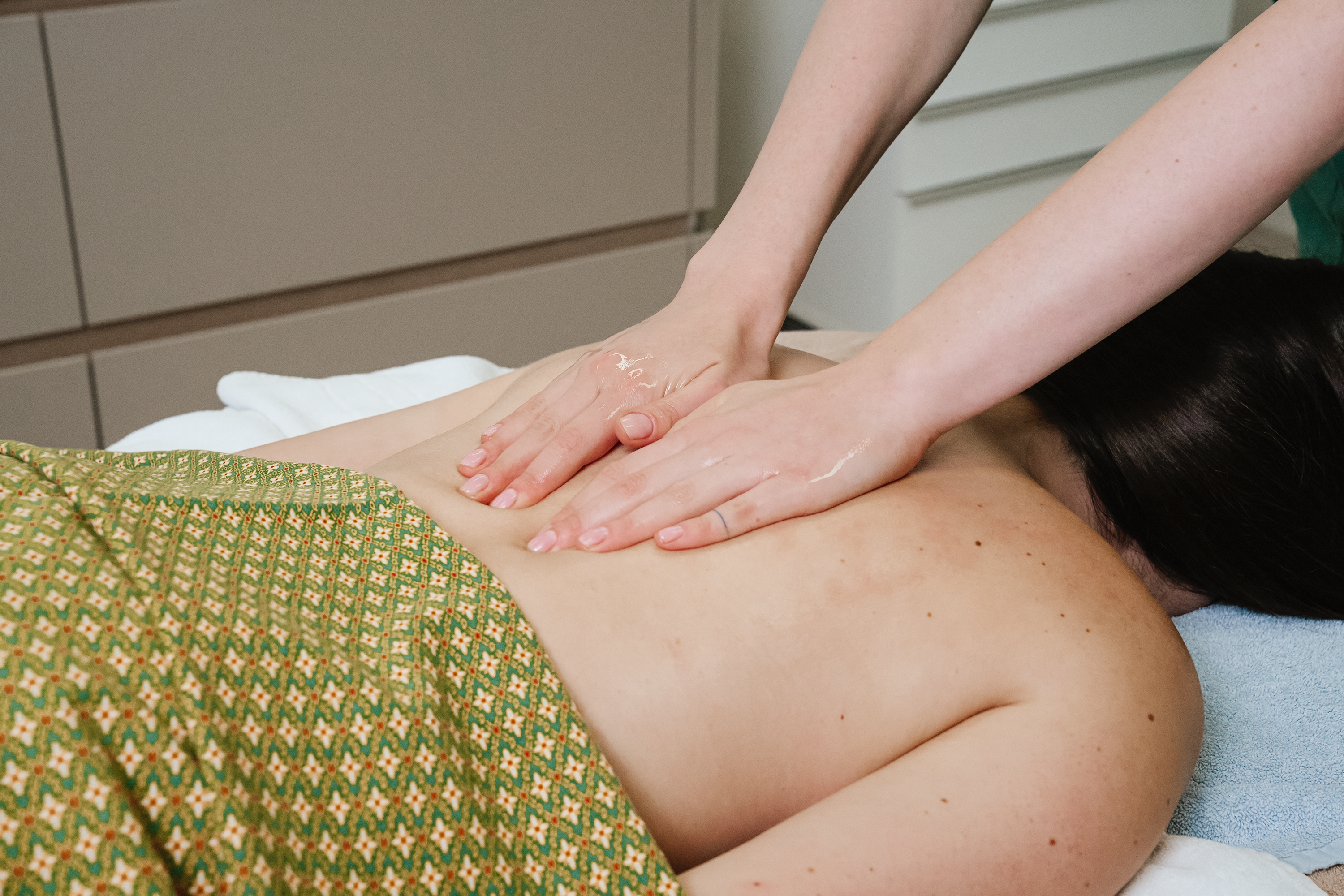 Aroma Flow Massage im FACE & BODY Urban Spa München für Entspannung, Balance und Vitalität.