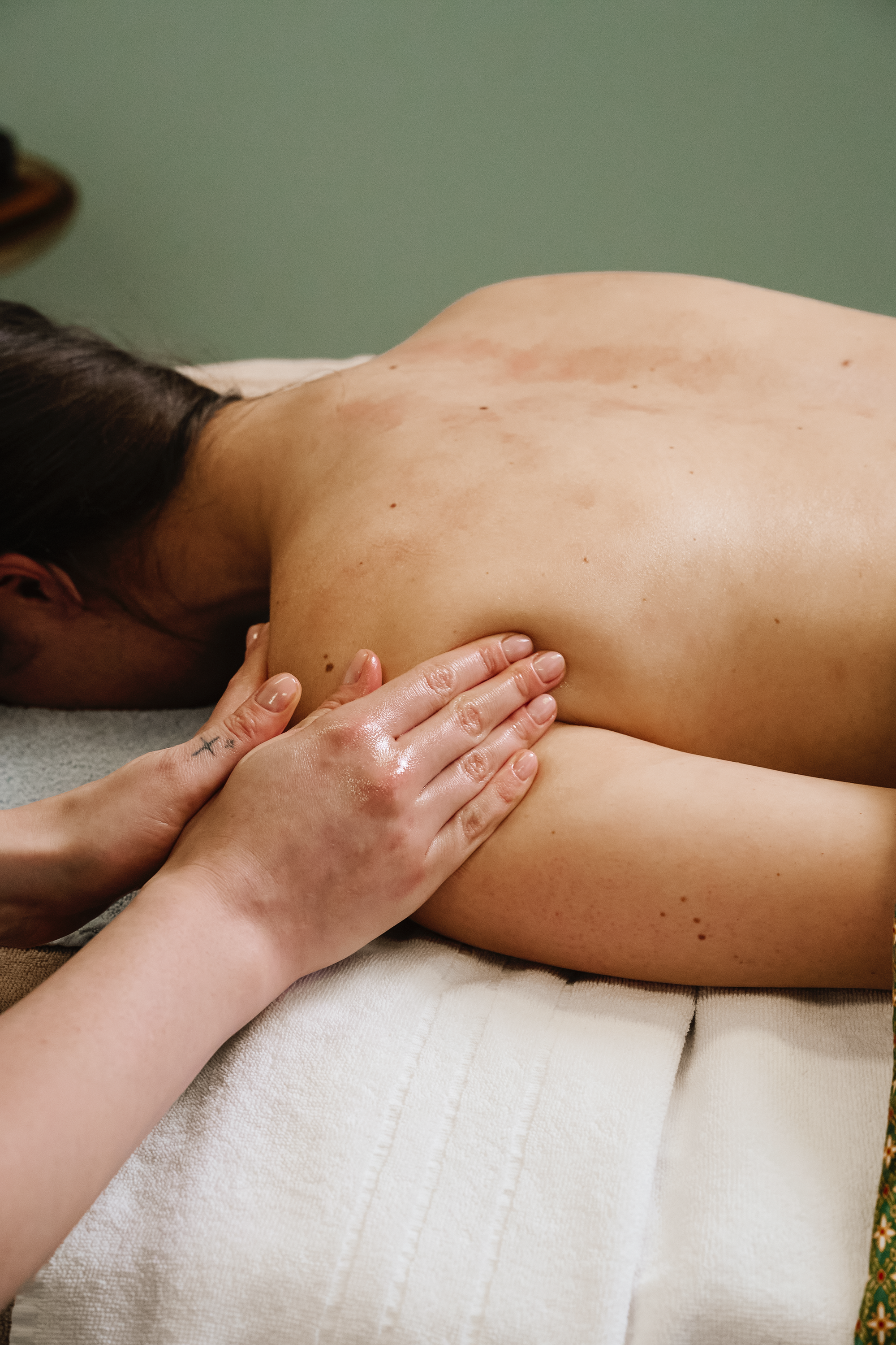 Individuell ausgewählte Aromaöle während einer Aroma Flow Massage im Premium Spa in München.