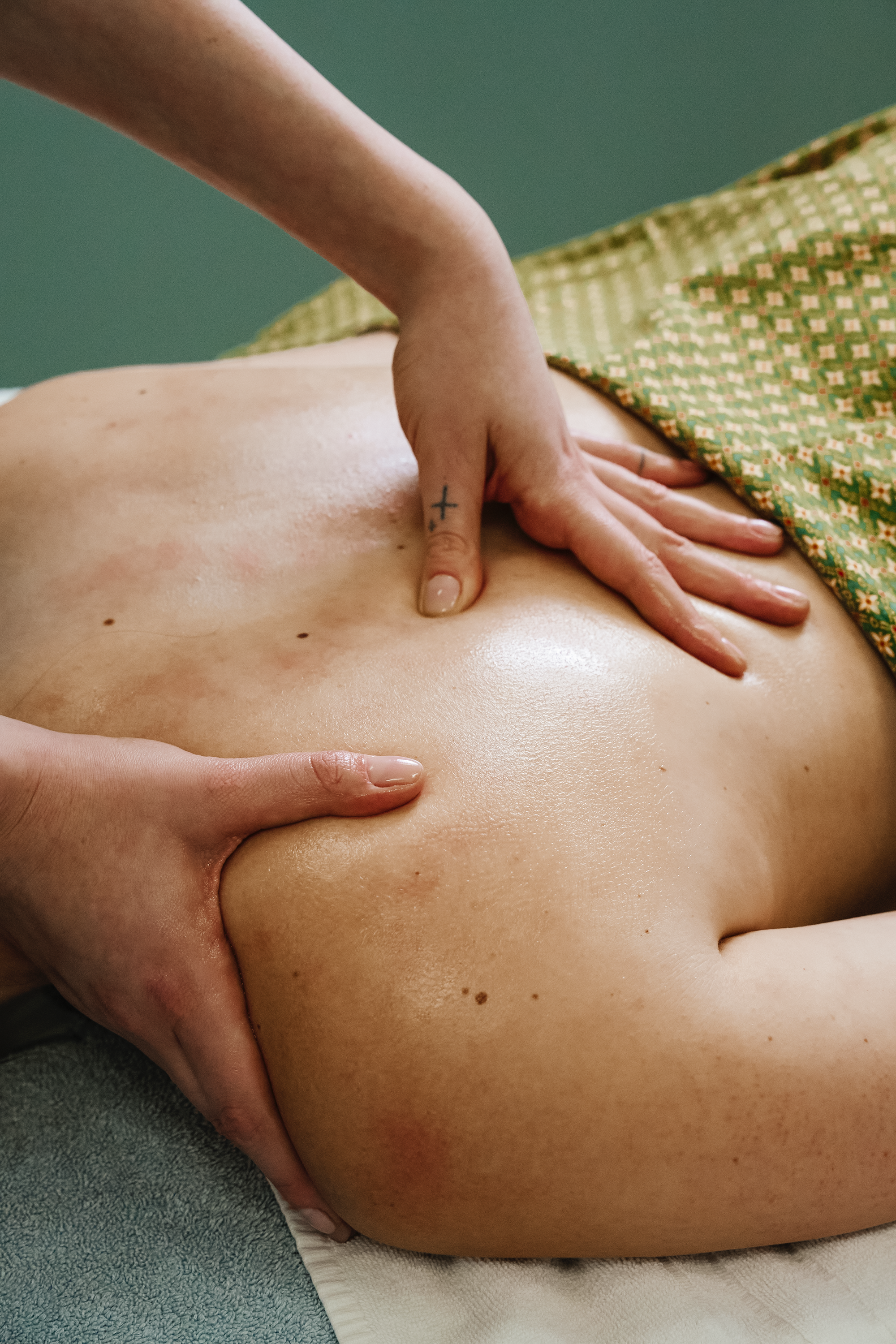 Wohltuendes Fußbad als Einstimmungsritual vor der Aroma Flow Massage im Urban Spa München.