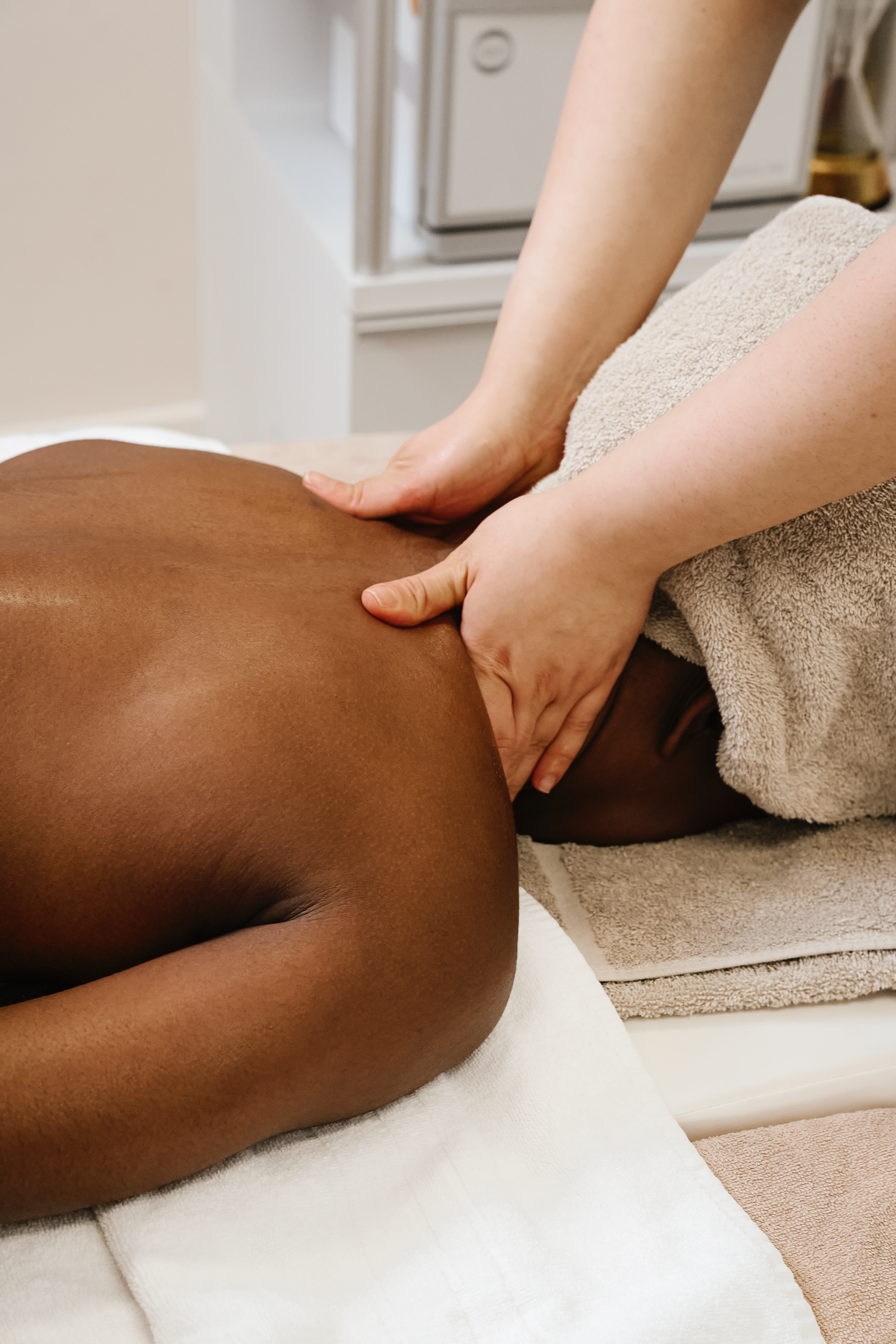 Gezielte Kopf- und Rückenmassage im Premium Spa München für tiefe Entspannung.