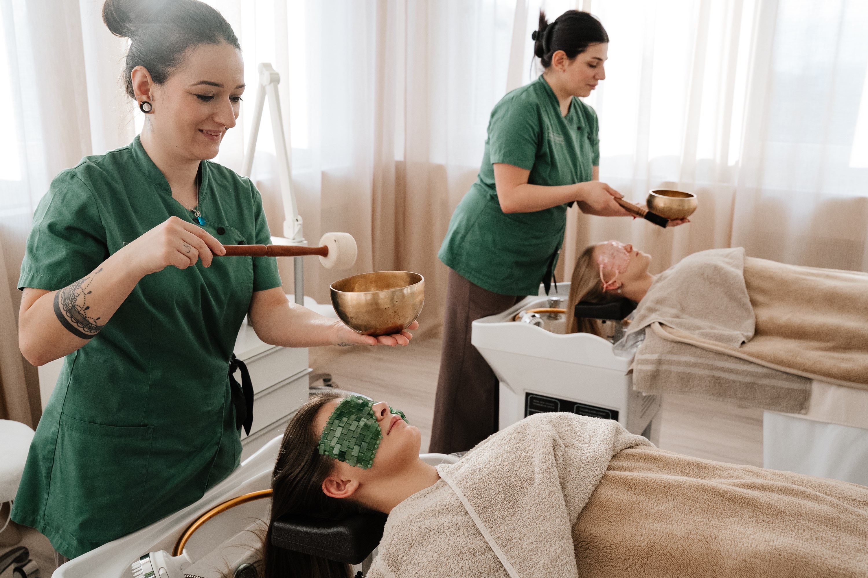 Paar wird parallel von zwei Masseurinnen in der Doppelkabine behandelt
