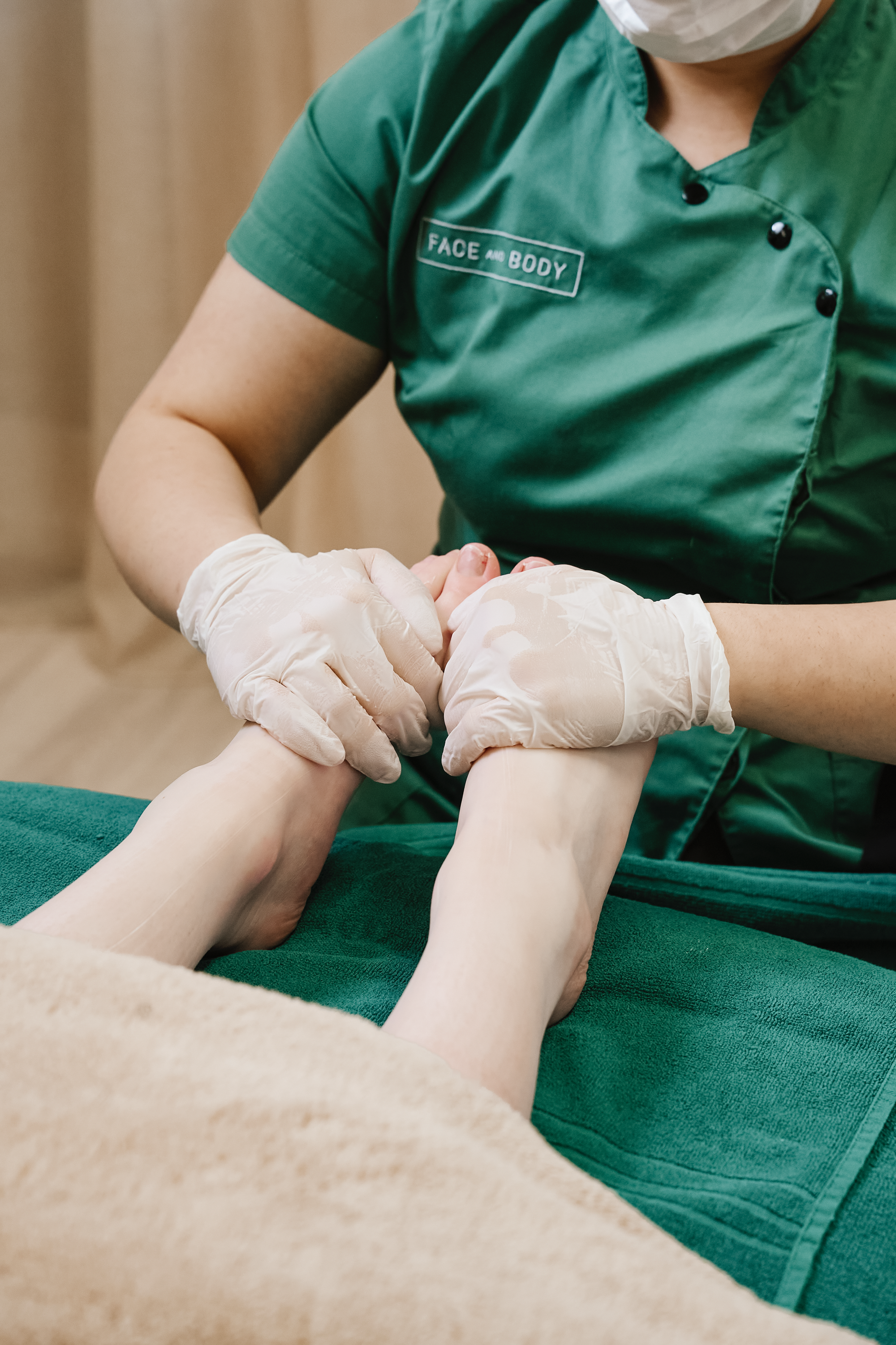 Pflegende Fußpackung mit entspannender Fußmassage im Luxus Spa in München.