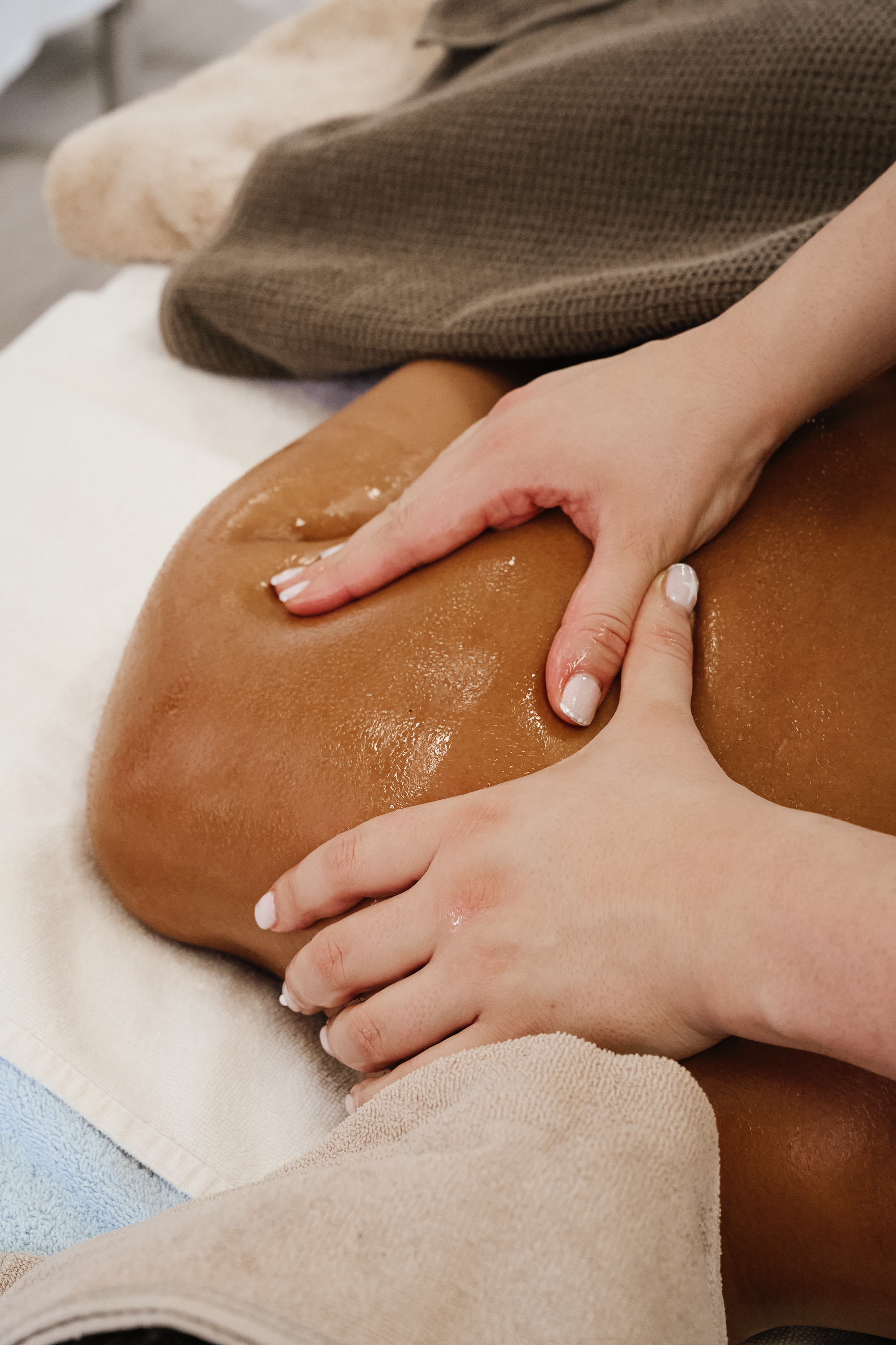 Kurze Nachruhzeit nach der Stress Release Massage im FACE & BODY Urban Spa München für neue Energie und Gelassenheit.Kurze Nachruhzeit nach der Stress Release Massage im FACE & BODY Urban Spa München für neue Energie und Gelassenheit.