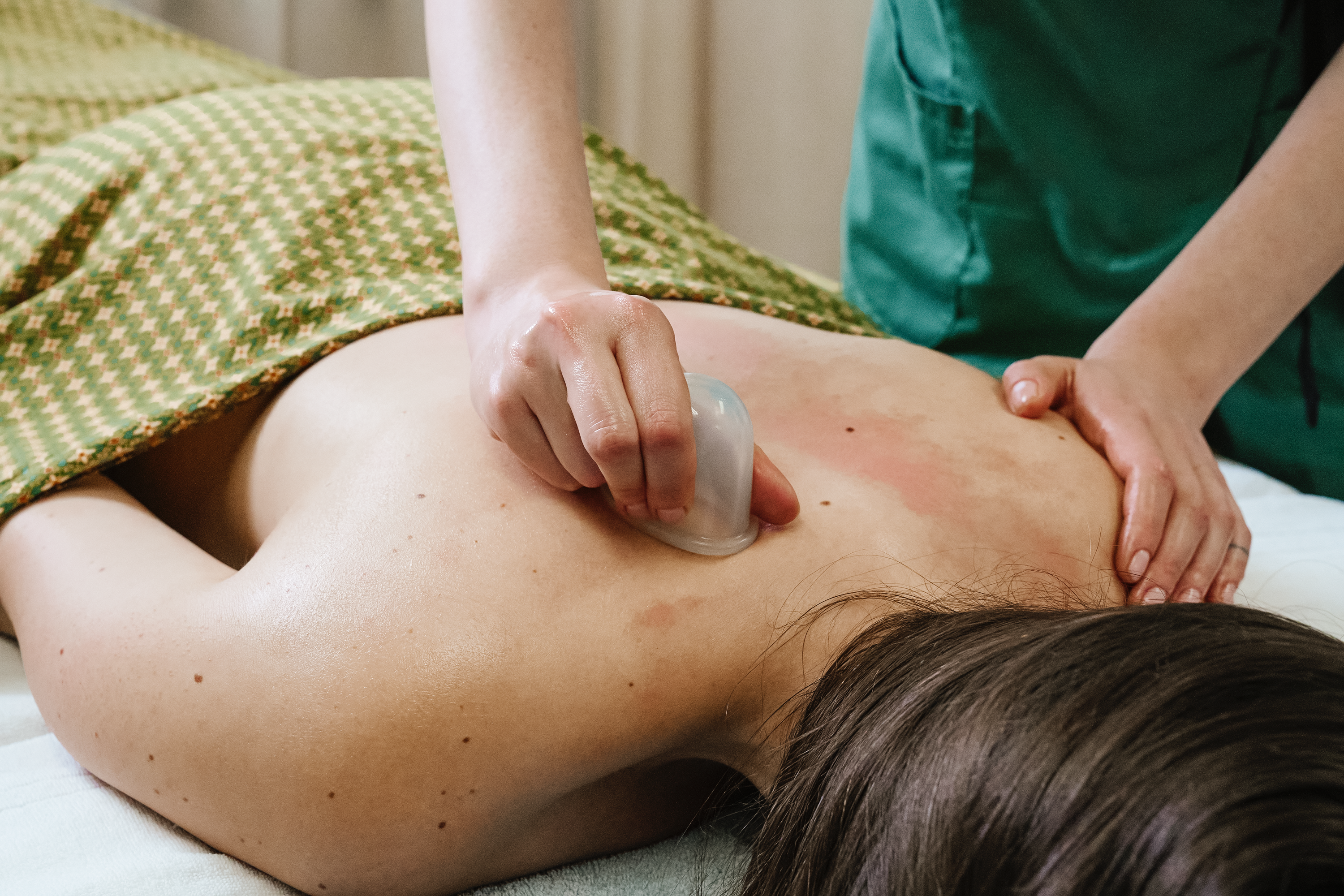 Aktivierende Ganzkörpermassage im Premium Spa München zur Lösung tiefer Verspannungen.