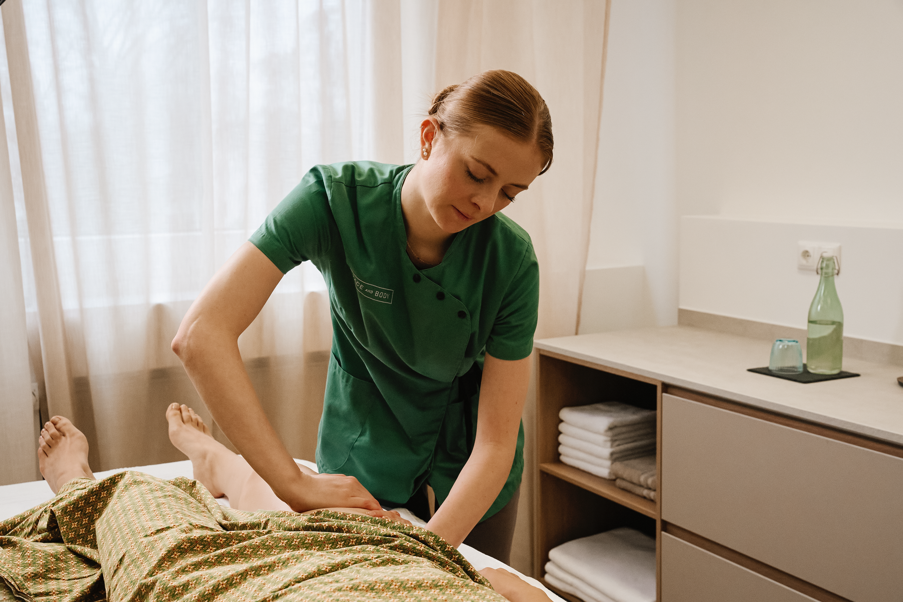 Fußbad und Einstimmungsritual vor der brasilianischen Lymphdrainage im Urban Spa München.