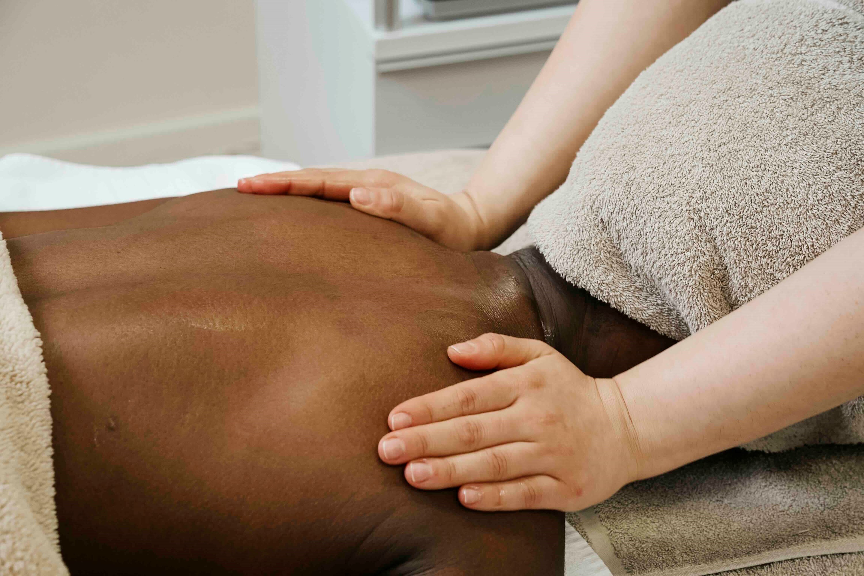 Frau bei Aroma Flow Massage in München mit ätherischen Ölen im FACE & BODY Spa