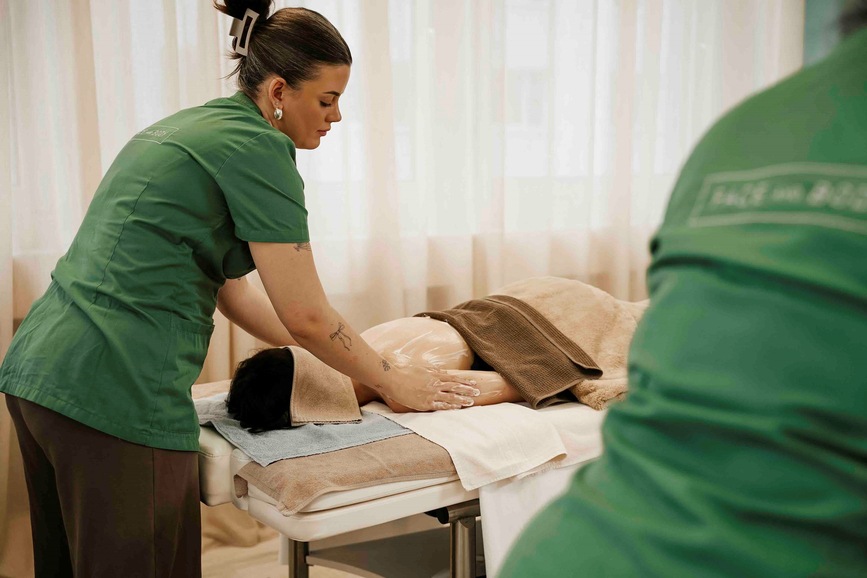 Massageöl wird vorbereitet für Paarbehandlung im FACE & BODY Spa