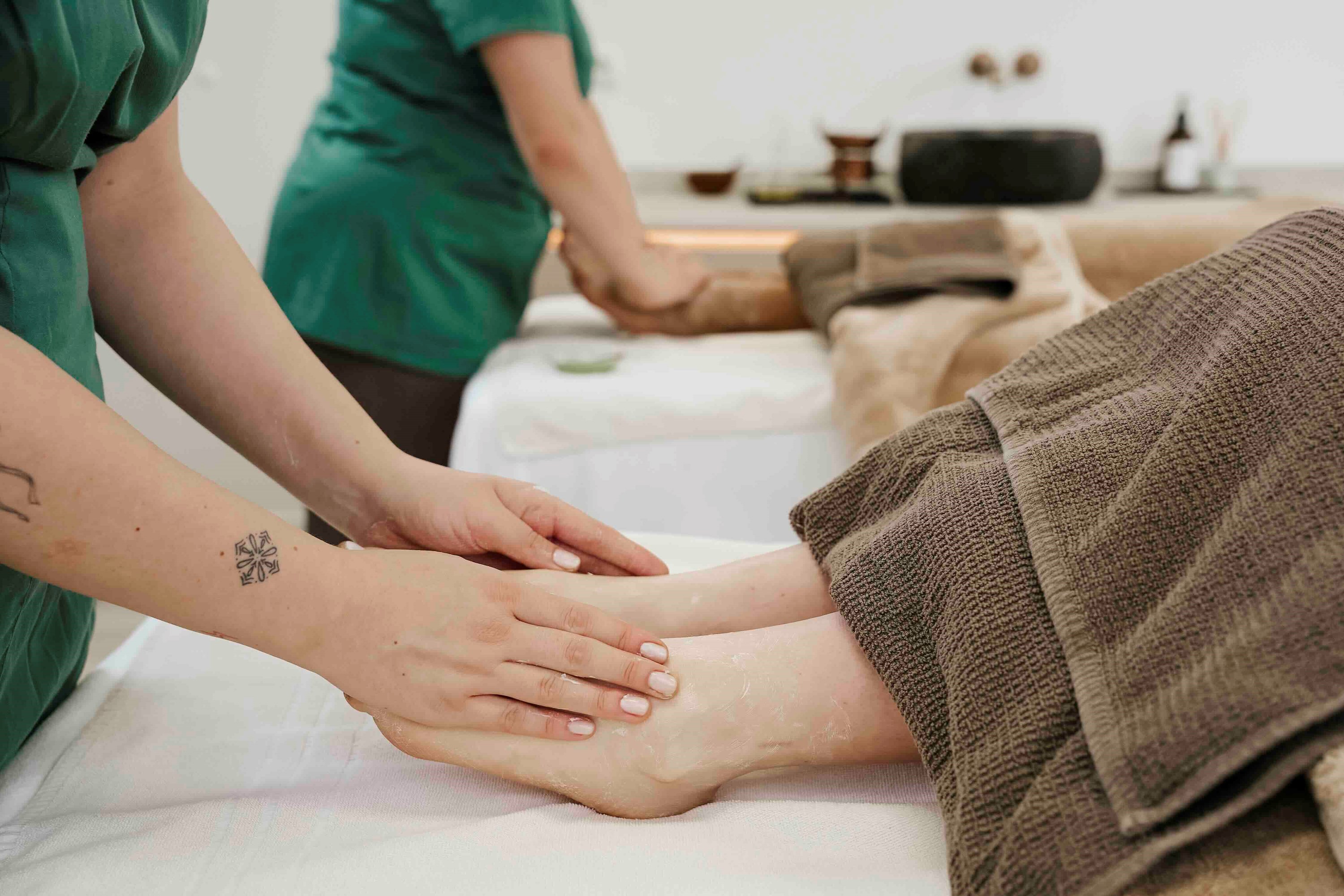 Zwei Massage-Liegen nebeneinander in Doppelkabine im FACE & BODY Spa