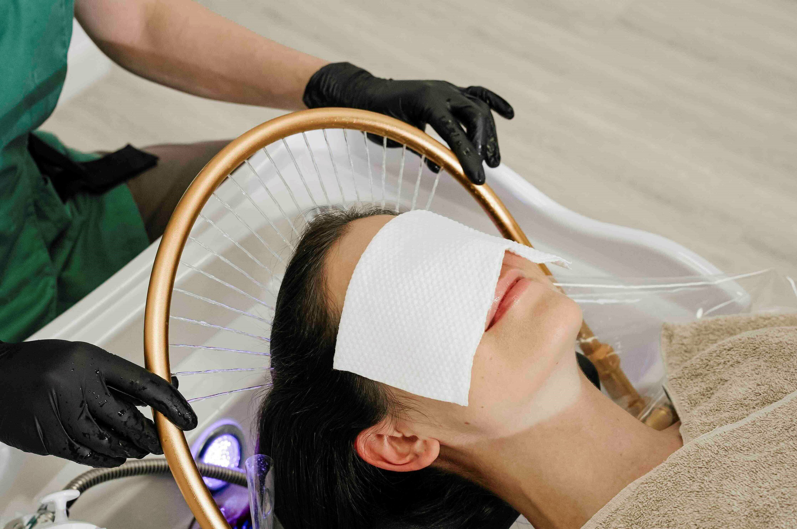 Wasserstrahl bei der TCM Head Spa Behandlung