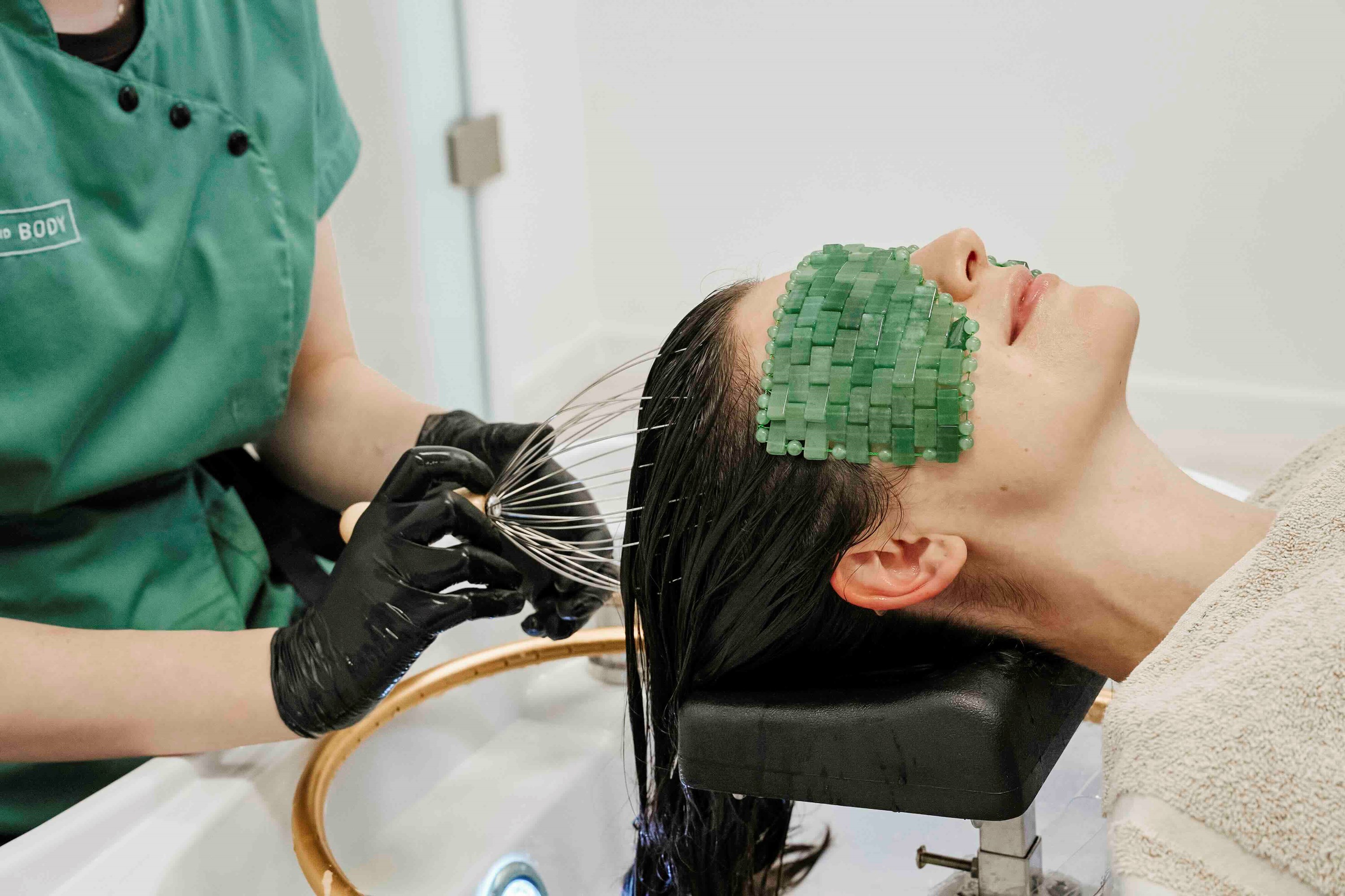 Kopfmassage bei der TCM Head Spa Behandlung