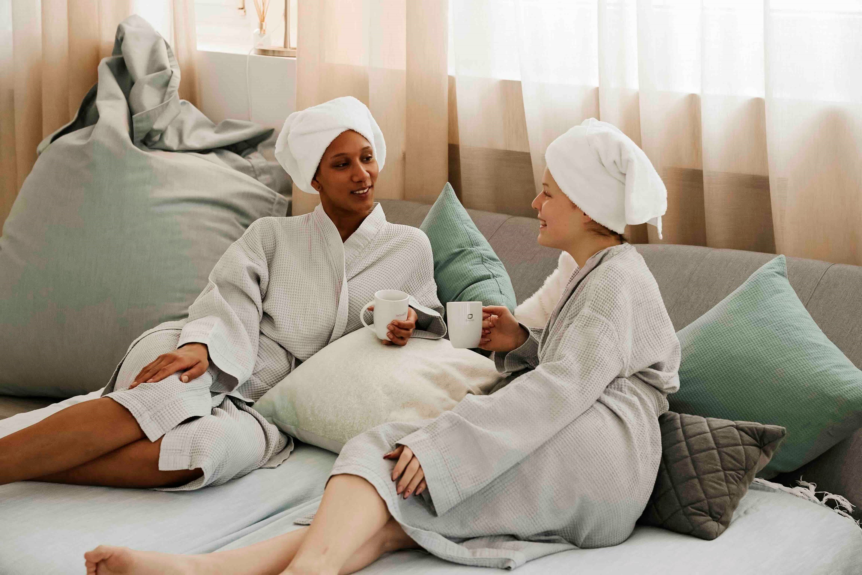 Freundinnen sind in der Privatsauna im Spa in München