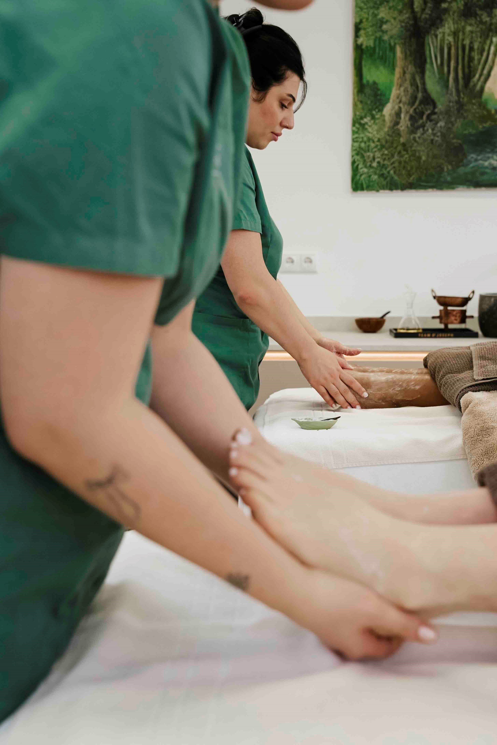 Entspannter Behandlungsraum für Paarmassagen