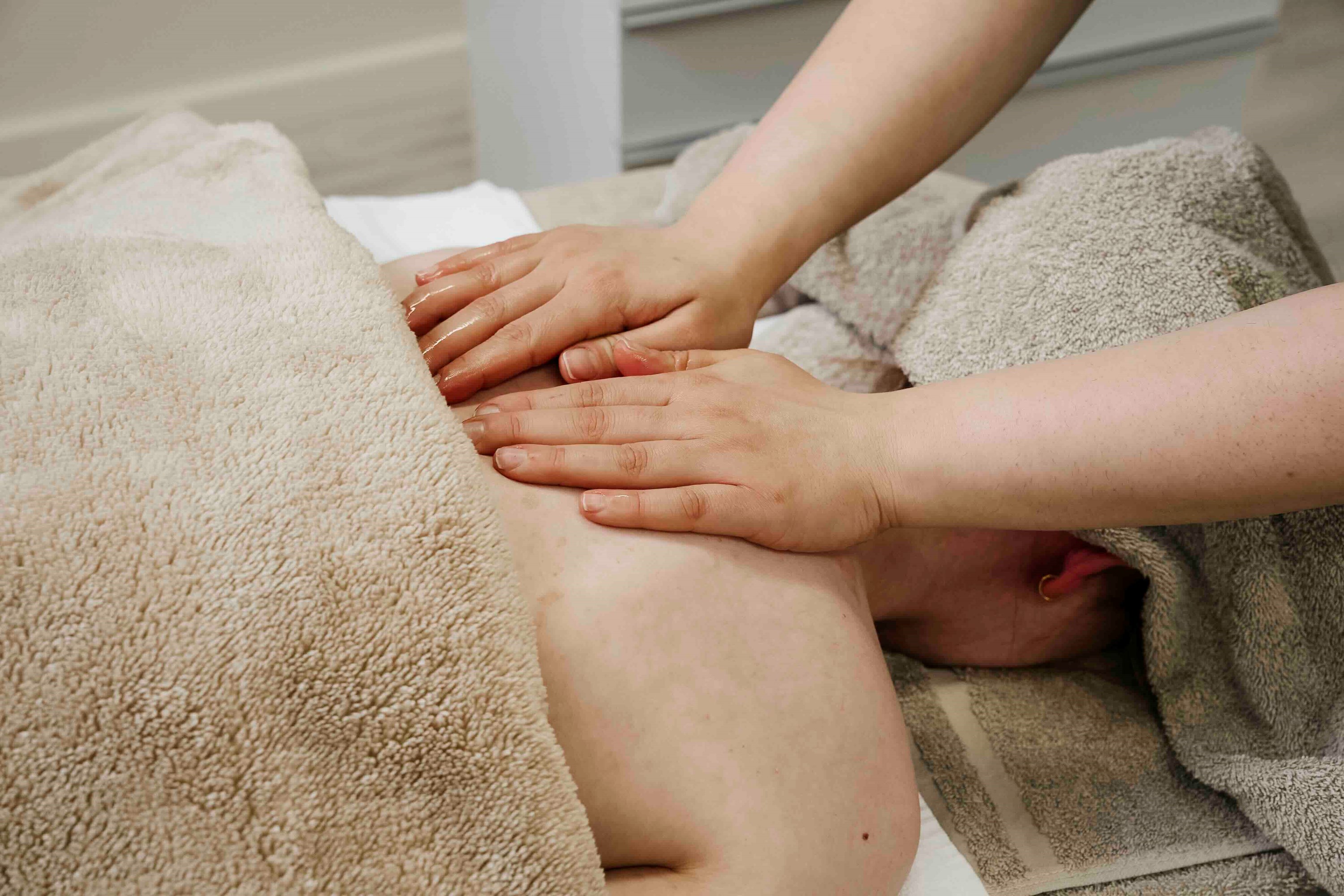 Tiefenentspannende Rückenmassage bei Stress im Massagestudio München