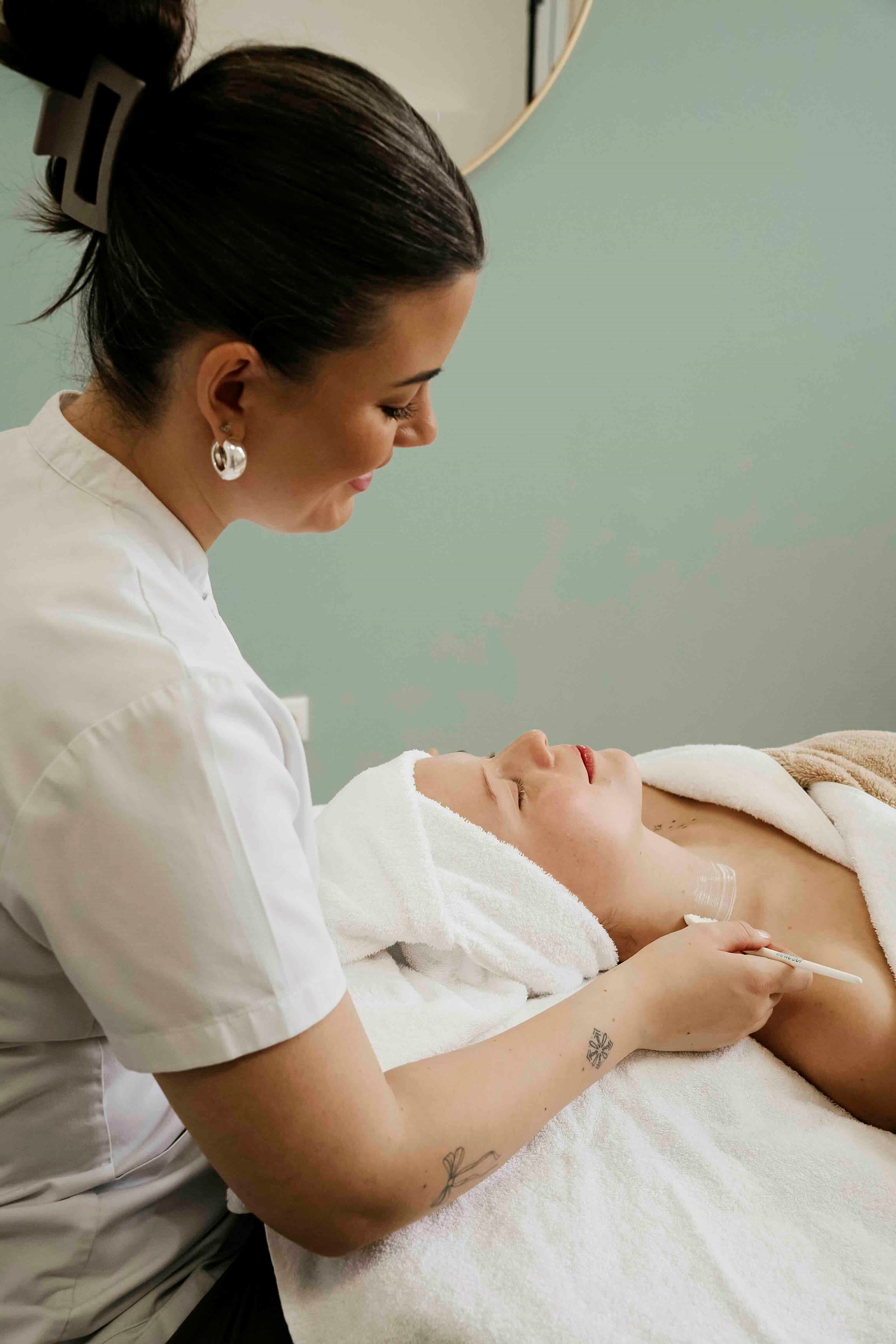 Hautanalyse bei Kosmetikbehandlung in München