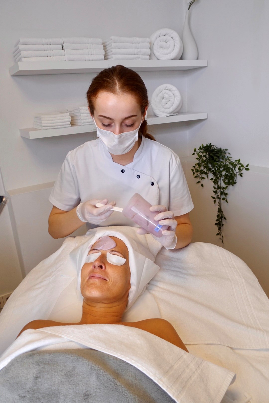 Kosmetikerin beim Arbeiten in einem Kosmetikstudio in München