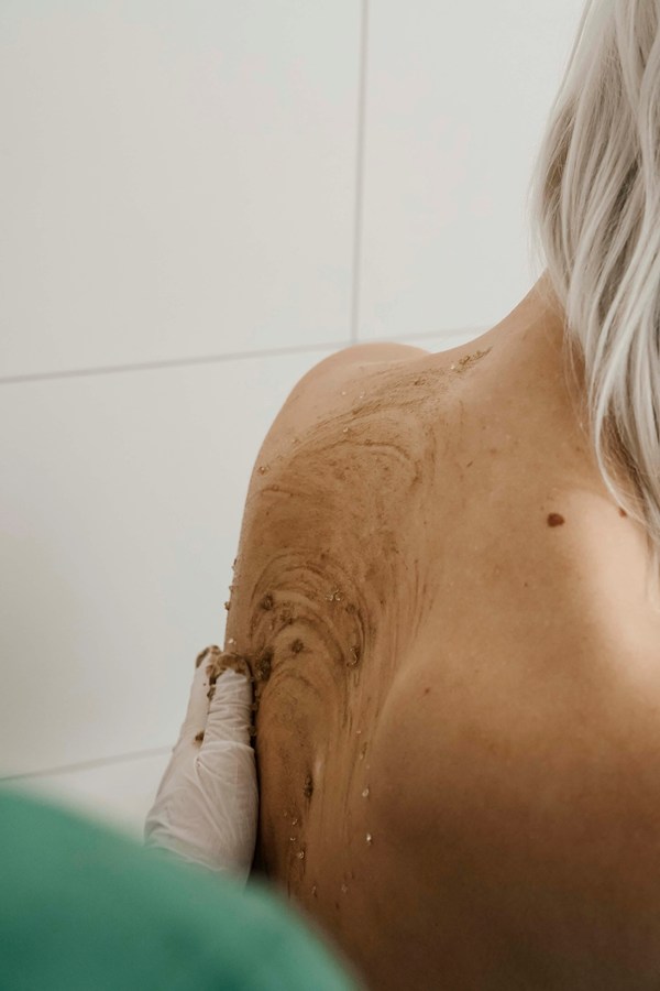 Thalasso Behandlung beim Peeling in München auf der Aquajet-Liege